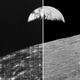 A la izquierda, la foto que la NASA hizo pública en 1967. A la derecha, la foto original de las Lunar Orbiter